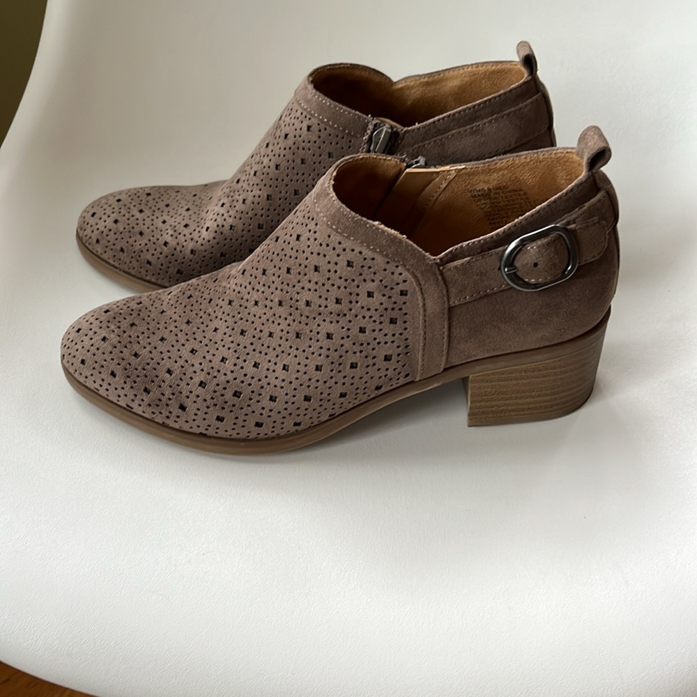 Women’s tan low boot, Sonoma, 9